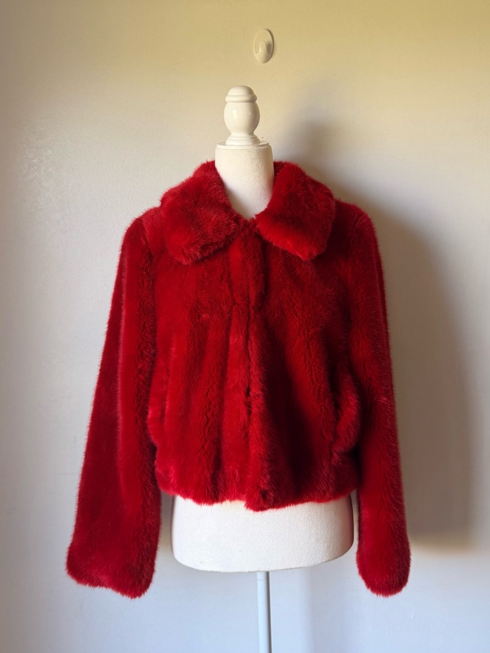 Red faux fur cropped coat - Picture 7 of 11